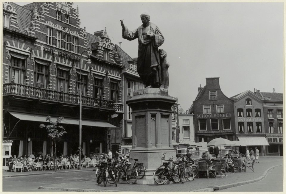 Grote Markt met het standbeeld van L.J.Coster. NL-HlmNHA 54004660