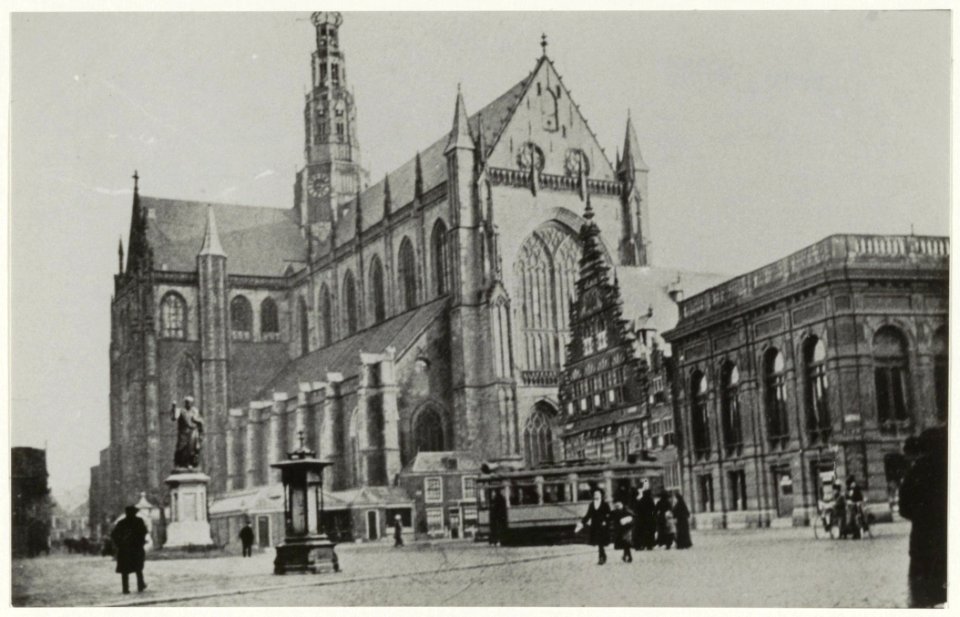 Grote Markt ziende naar het oosten, met weerhuisje en tram naar een prentbriefkaart uit ca 1915. NL-HlmNHA 54008835