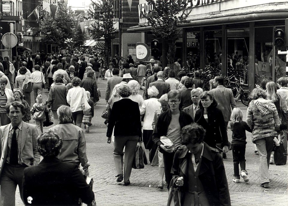 Grote Hutstraat hoek Verwulft, ziende naar het zuiden. Aangekocht in 1979 van fotograaf C. de Boer. - Negatiefnummer 18201 k 13. - Gepubliceerd in het Haarlems Dagblad van 26.07.1979. Identi, NL-HlmNHA 1478 25900 K 38