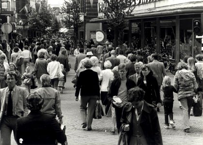 Grote Hutstraat hoek Verwulft, ziende naar het zuiden. Aangekocht in 1979 van fotograaf C. de Boer. - Negatiefnummer 18201 k 13. - Gepubliceerd in het Haarlems Dagblad van 26.07.1979. Identi, NL-HlmNHA 1478 25900 K 38
