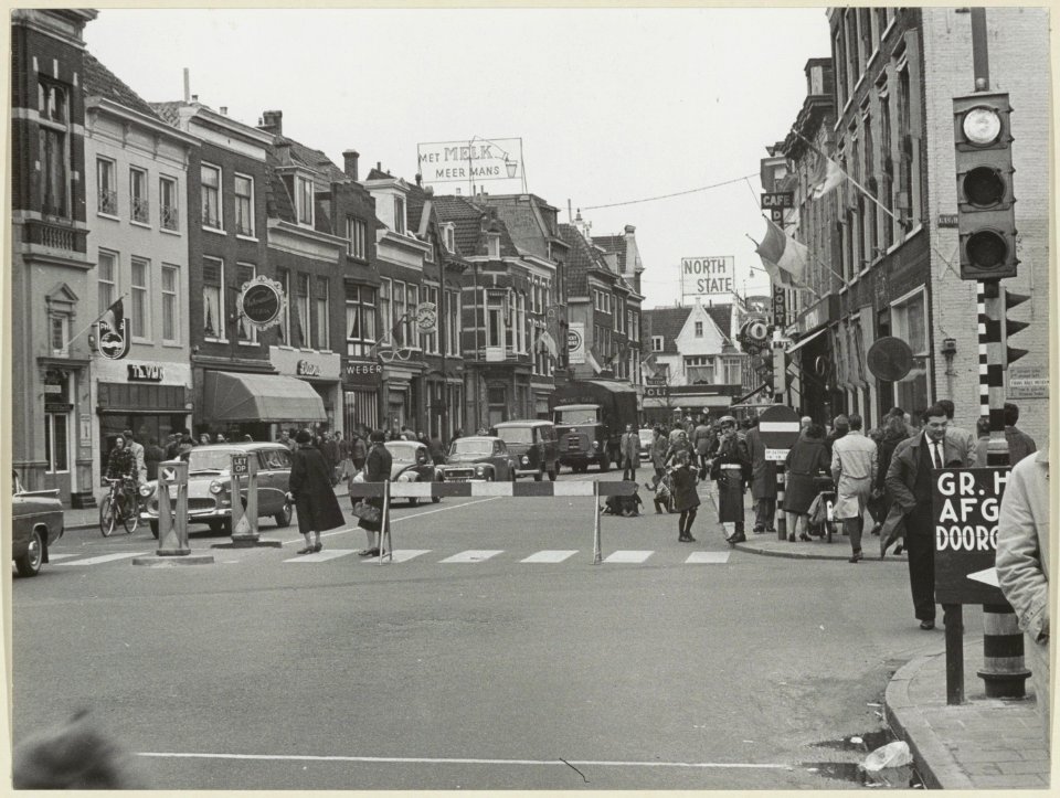 Grote Houtstraat nabij de Grote Houtbrug, ziende naar het noorden. NL-HlmNHA 54004356