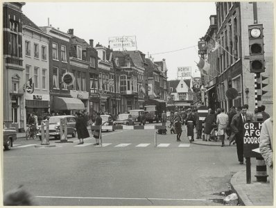 Grote Houtstraat nabij de Grote Houtbrug, ziende naar het noorden. NL-HlmNHA 54004356