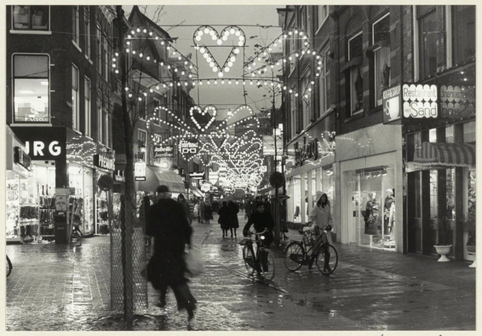 Grote Houtstraat nabij de Anegang, met feestverlichting tijdens de kerstweek. Ziende naar het zuiden. NL-HlmNHA 54004860
