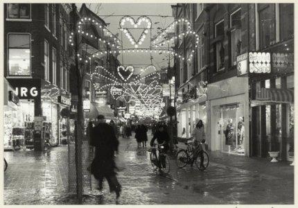Grote Houtstraat nabij de Anegang, met feestverlichting tijdens de kerstweek. Ziende naar het zuiden. NL-HlmNHA 54004860
