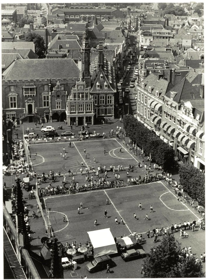 Grote Markt met straatvoetbal tournooi gezien vanaf de Grote kerk. NL-HlmNHA 54034163