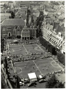 Grote Markt met straatvoetbal tournooi gezien vanaf de Grote kerk. NL-HlmNHA 54034163