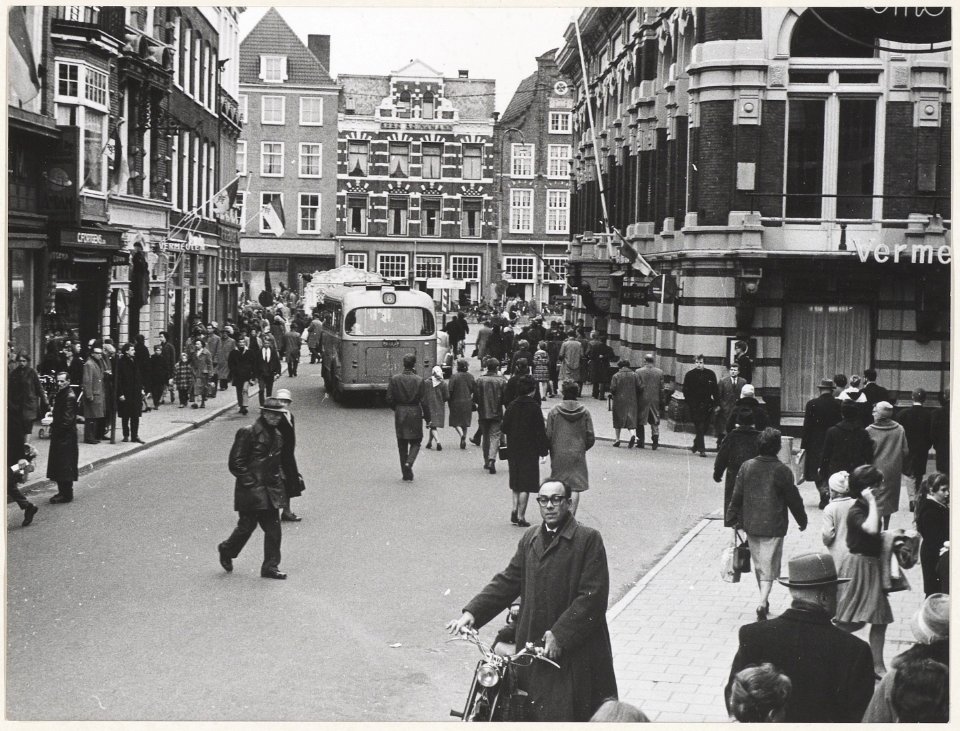 Grote Houtstraat nabij de Spekstraat, ziende naar het noorden. NL-HlmNHA 54004401