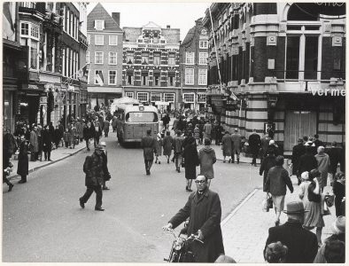 Grote Houtstraat nabij de Spekstraat, ziende naar het noorden. NL-HlmNHA 54004401