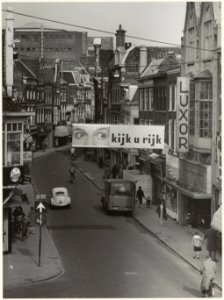 Grote Houtstraat met bioscoop Luxor. NL-HlmNHA 54005653
