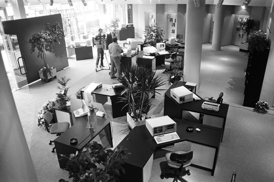 Grote winkel met computerapparatuur geopend aan het Leidsebosje in Amsterdam in, Bestanddeelnr 933-1007