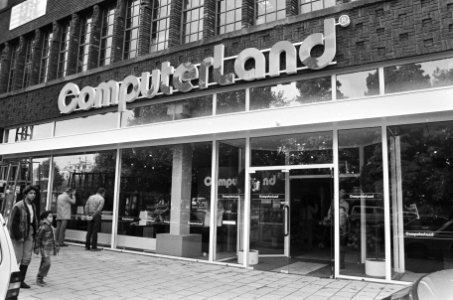 Grote winkel met computerapparatuur geopend aan het Leidsebosje in Amsterdam ex, Bestanddeelnr 933-1005