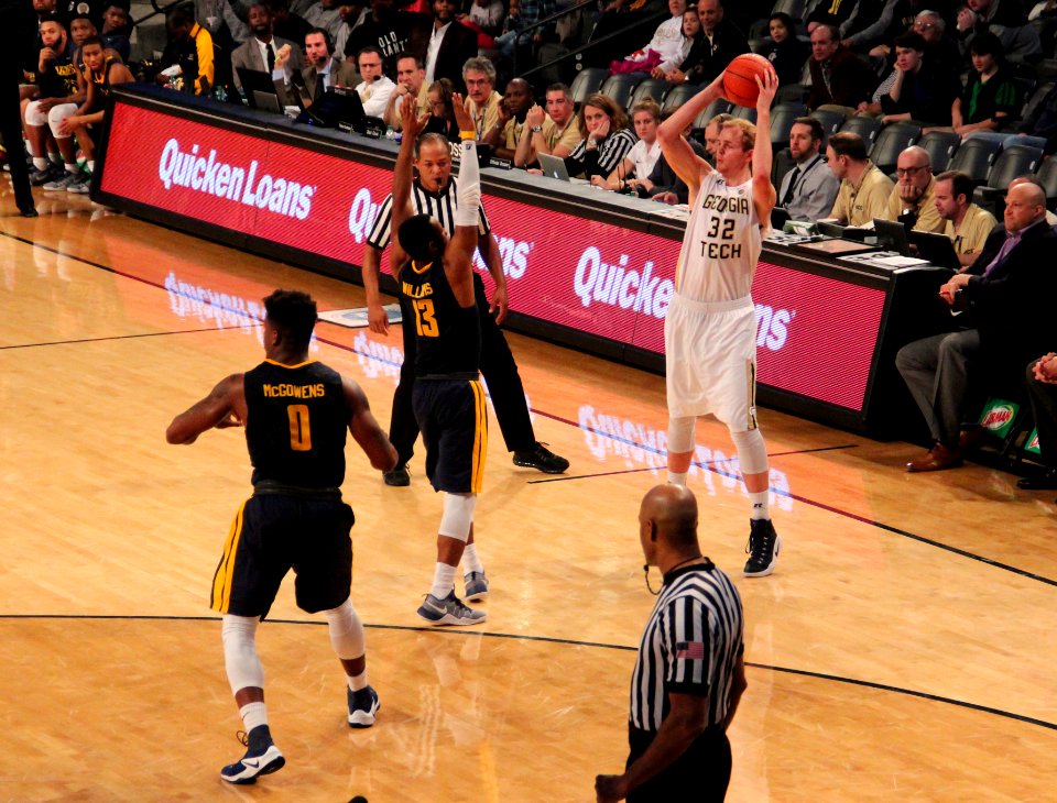 GT vs NC A&T basketball Dec 2016 - Kellen McCormick passing