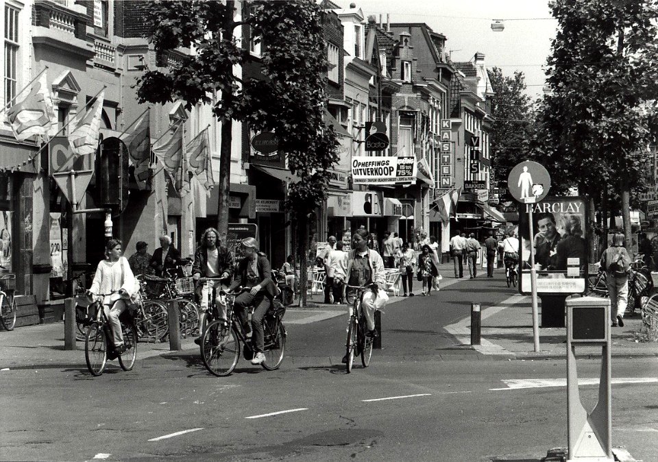 Grote Houtstraat hoek Houtbrug. Aangekocht van United Photos de Boer. - Negatiefnummer 36500 k 14 a. - Gepubliceerd in het Haarlems Dagblad van 12.08.1992