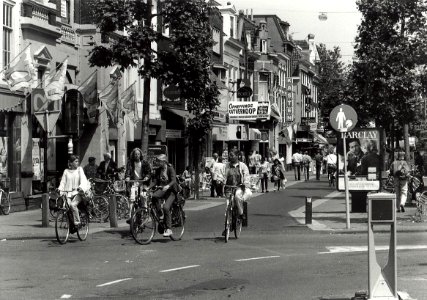 Grote Houtstraat hoek Houtbrug. Aangekocht van United Photos de Boer. - Negatiefnummer 36500 k 14 a. - Gepubliceerd in het Haarlems Dagblad van 12.08.1992