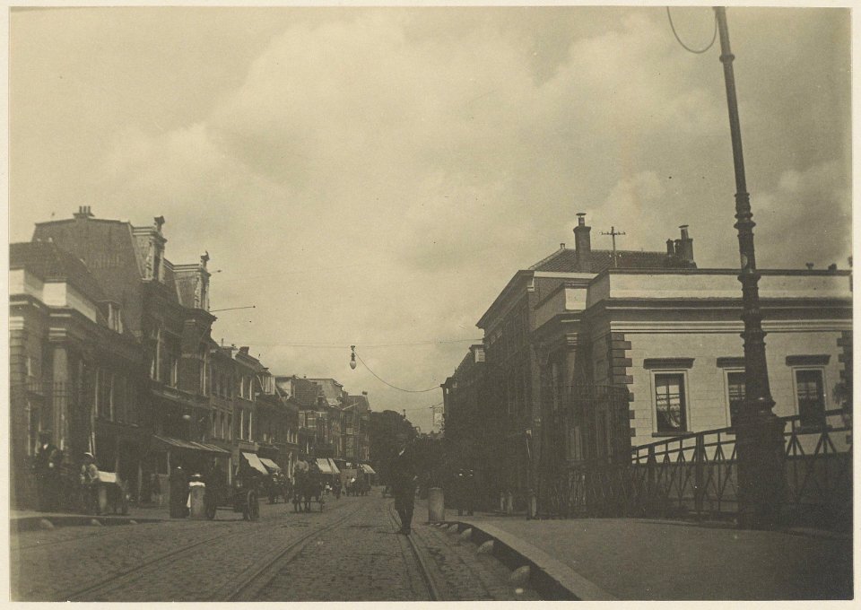 Grote Houtstraat ziende vanaf de Houtbrug met de commiezen huisjes ziende naar het noorden, Inventarisnummer NL-HlmNHA 06206