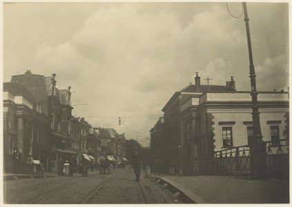 Grote Houtstraat ziende vanaf de Houtbrug met de commiezen huisjes ziende naar het noorden, Inventarisnummer NL-HlmNHA 06206