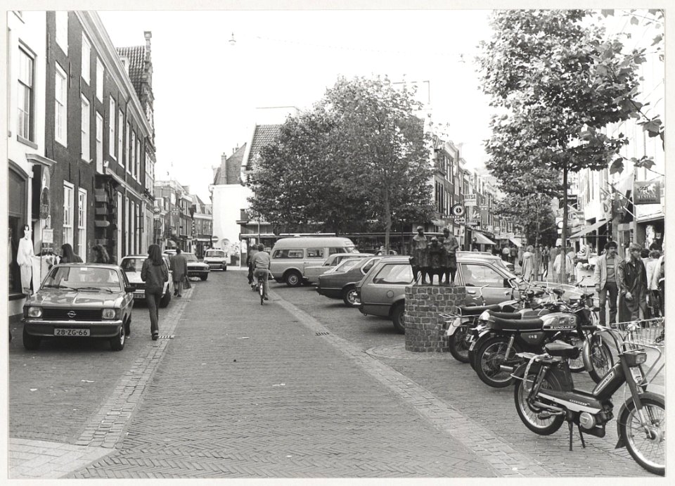 Grote Houtstraat bij het Proveniershuis, ziende naar het noorden. Links de Gierstraat. NL-HlmNHA 54011417