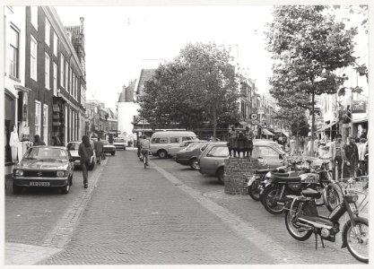 Grote Houtstraat bij het Proveniershuis, ziende naar het noorden. Links de Gierstraat. NL-HlmNHA 54011417