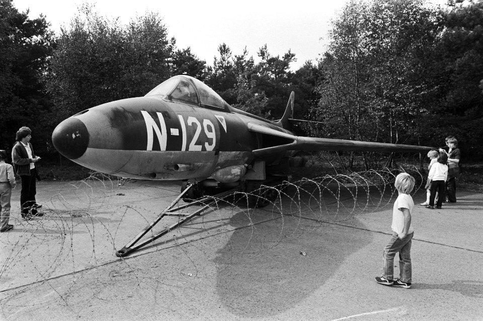 Grote interesse voor een Hawker Hunter jachtvliegtuig tijdens de open dag op de , Bestanddeelnr 931-6784