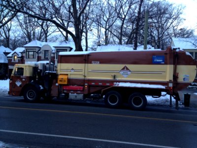 GTA Mack Garbage Truck Miller 01