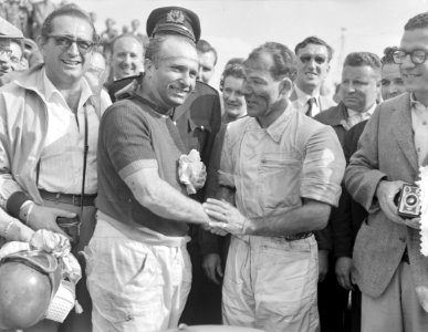 Grote Prijs van Nederland Zandvoort. De winnaar J. M. Fangio (links) wordt gefel, Bestanddeelnr 907-1900