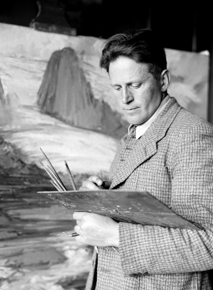 Guðmundur Einarsson (1895-1963), beeldend kunstenaar uit Miðdal, in diens atelie, Bestanddeelnr 190-0342