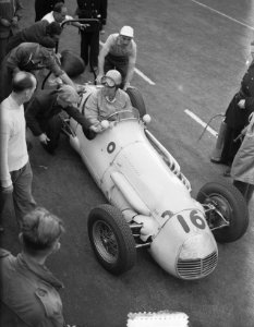 Grote Prijs Nederlandse autoraces Zandvoort. Jan Flinterman tankt, Bestanddeelnr 905-2696