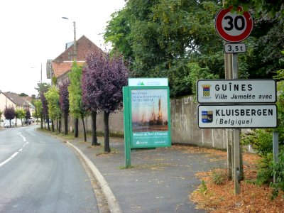 Guînes (Pas-de-Calais) city limit sign, twin towns sign