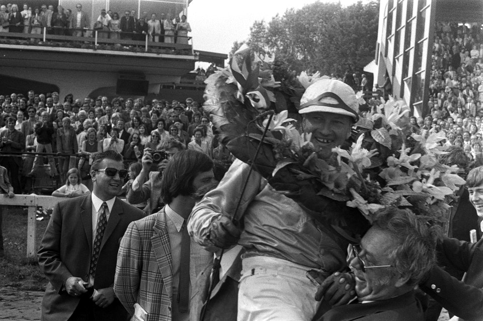Grote Prijs der Lage Landen.Jockey George Desoete tijdens de ereronde na de beha, Bestanddeelnr 925-6930