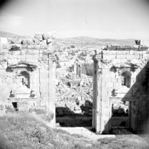 Grote poort van de tempel van Artemis in Jerash, Bestanddeelnr 255-5715