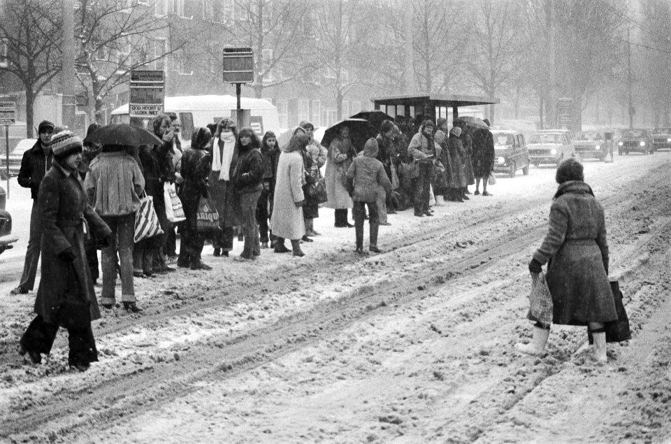 Grote sneeuwval maakt verkeer niet of nauweljks mogelijk wachtende mensen op tr, Bestanddeelnr 930-1213