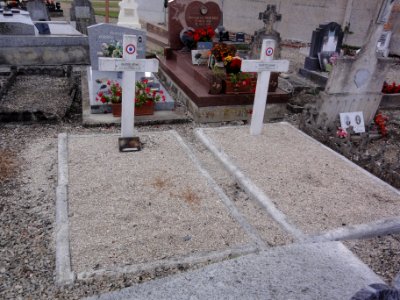 Grugies (Aisne) cimetière, 2 tombes de guerre 1916, 1918