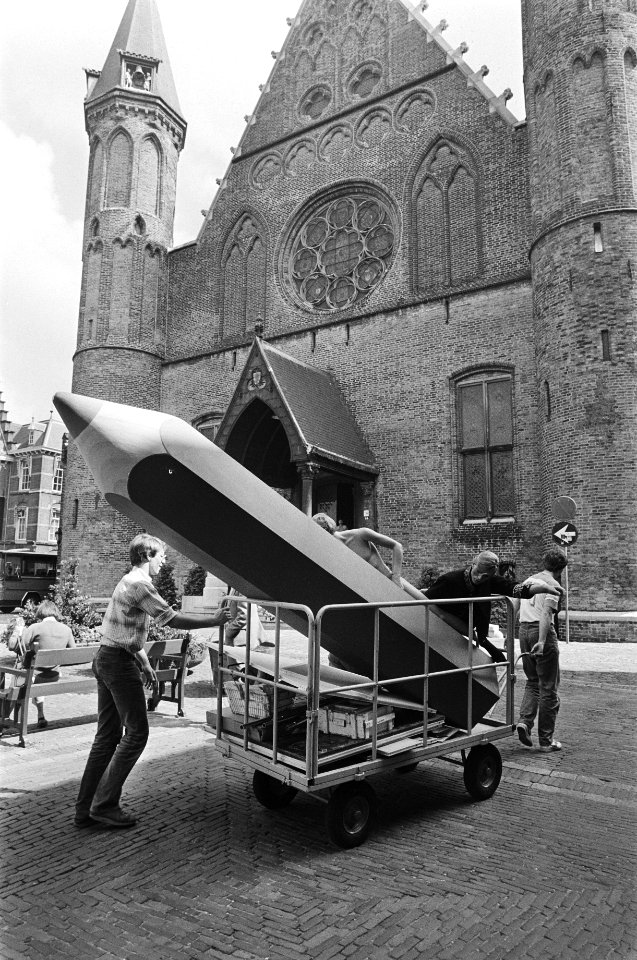 Grote rode potlood, een rekwisiet dat bij de verkiezingen van 26 mei j.l. is geb, Bestanddeelnr 931-5899