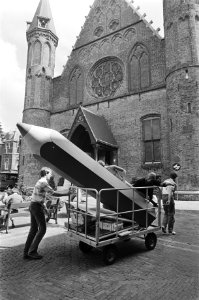 Grote rode potlood, een rekwisiet dat bij de verkiezingen van 26 mei j.l. is geb, Bestanddeelnr 931-5899