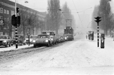Grote sneeuwval maakt verkeer niet of nauweljks mogelijk verkeer in sneeuw in A, Bestanddeelnr 930-1215