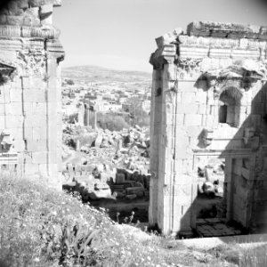 Grote poort van de tempel van Artemis in Jerash, Bestanddeelnr 255-5716