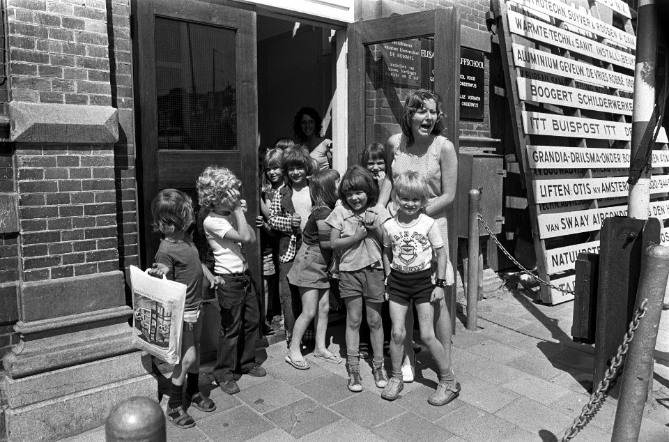 Grote vakantie begonnen voor scholen, kinderen verlaten school, Bestanddeelnr 926-5165