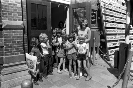 Grote vakantie begonnen voor scholen, kinderen verlaten school, Bestanddeelnr 926-5165