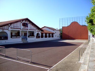 Guéthary (Pyr-Atl., Fr) Mairie + Fronton