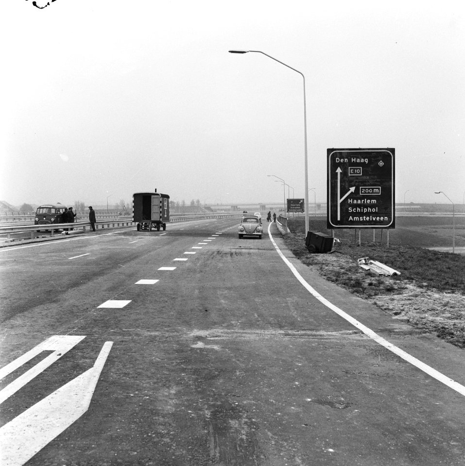 Grote verkeersborden wijzen de weg, Bestanddeelnr 919-7700