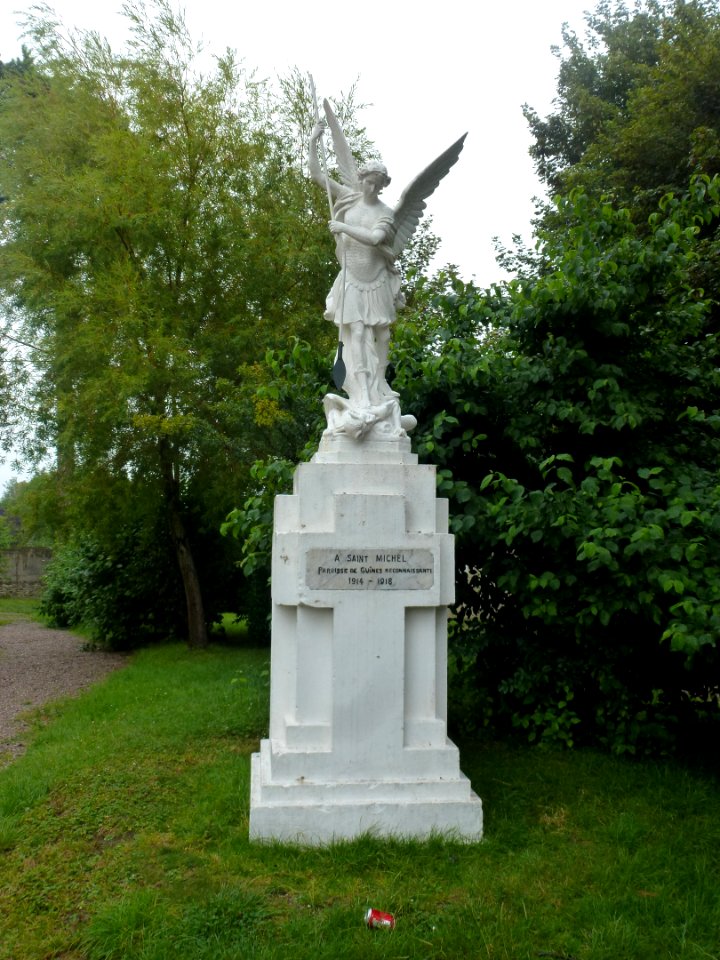 Guînes (Pas-de-Calais) statue Saint Michel