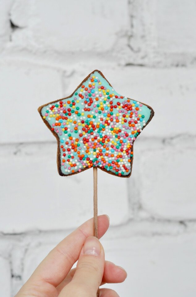 Shabby chic gingerbread colored icing