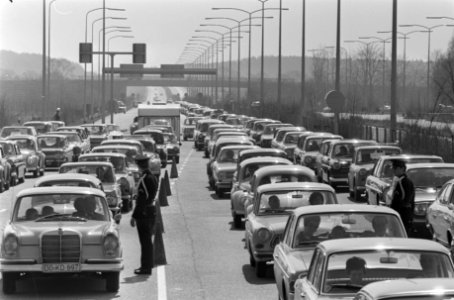 Grote paasdrukte op de autobaan uit Duitsland bij grensstation Bergh bij Arnhem, Bestanddeelnr 922-2637