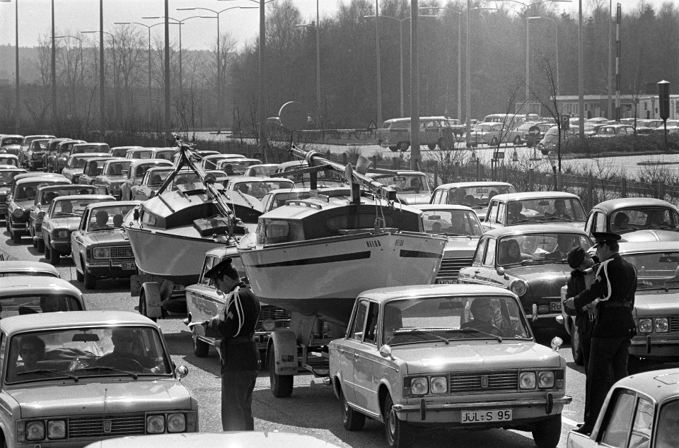 Grote paasdrukte op de autobaan uit Duitsland bij grensstation Bergh bij Arnhem, Bestanddeelnr 922-2636