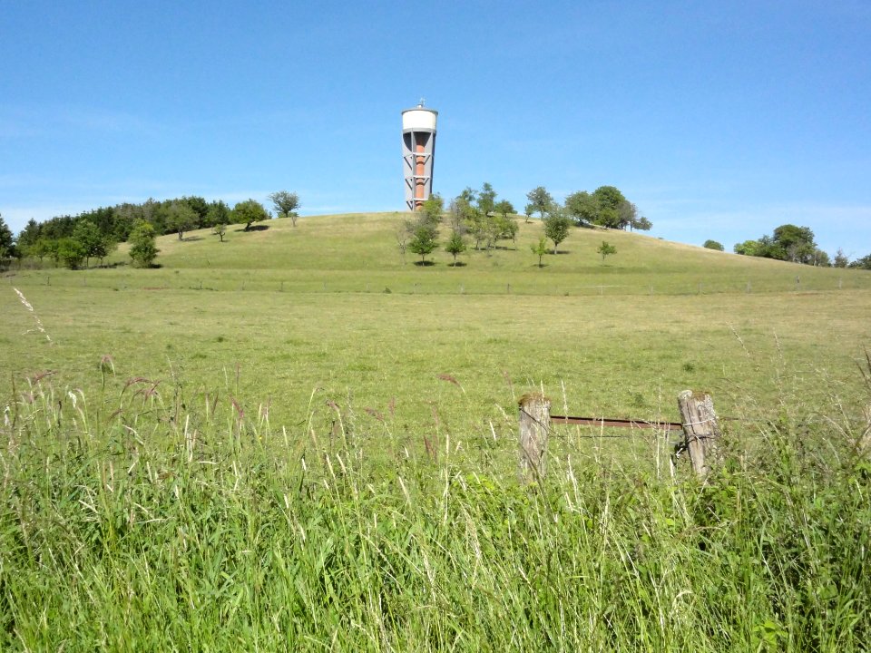 Guébling (Moselle) paysage avec château d'eau