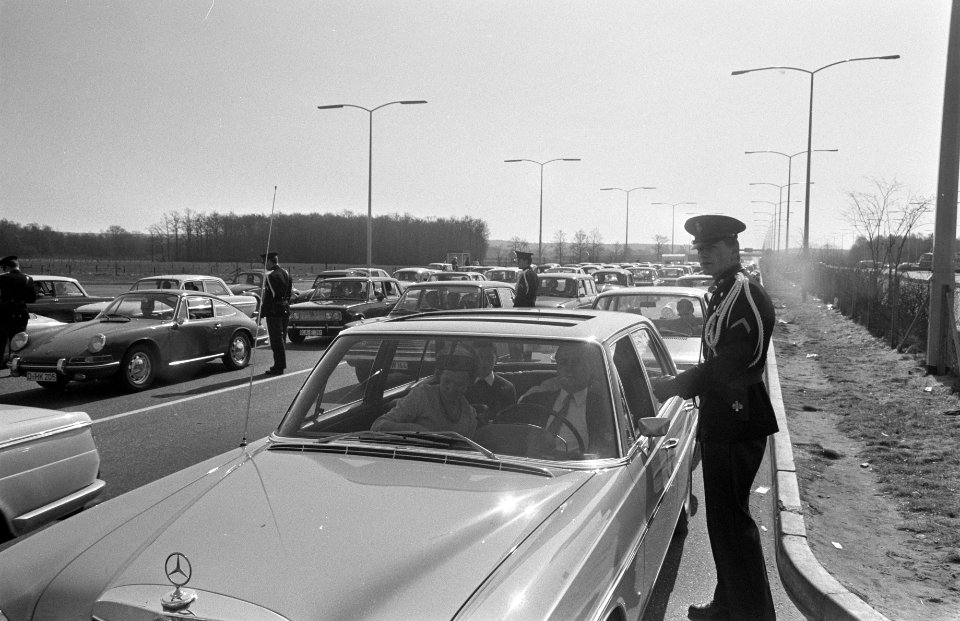 Grote paasdrukte op de autobaan uit Duitsland bij grensstation Bergh bij Arnhem, Bestanddeelnr 922-2642