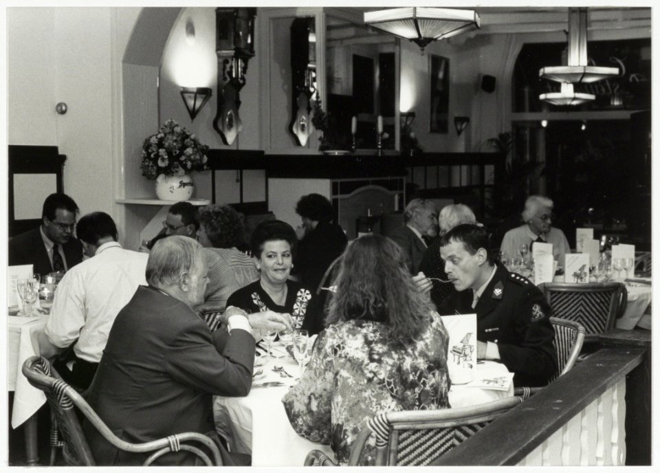 Grote Markt 27, hotel-café-restaurent Carillon. Interieur met gasten. NL-HlmNHA 54034055
