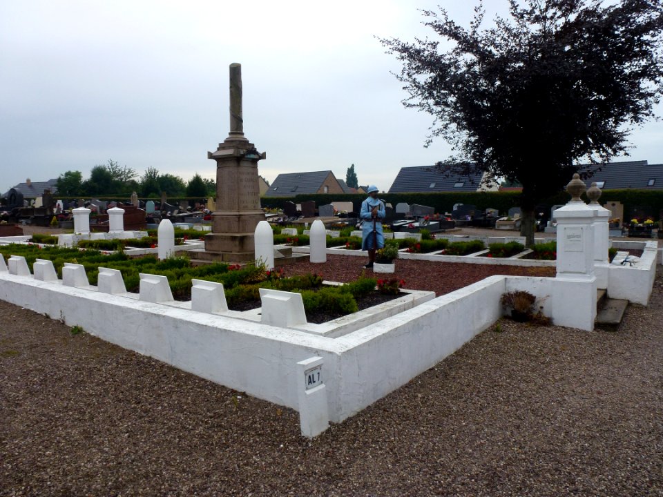 Guînes (Pas-de-Calais) cimetière, carré militaire français