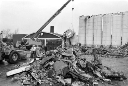 Grote schade aan de meelsilo's van de bakkersfabriek in Bunschoten, Bestanddeelnr 932-7894