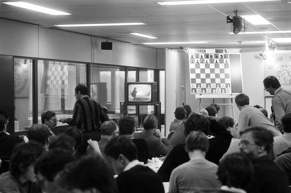 Grote publieke belangstelling bij de schaaktweekamp, Bestanddeelnr 933-5566